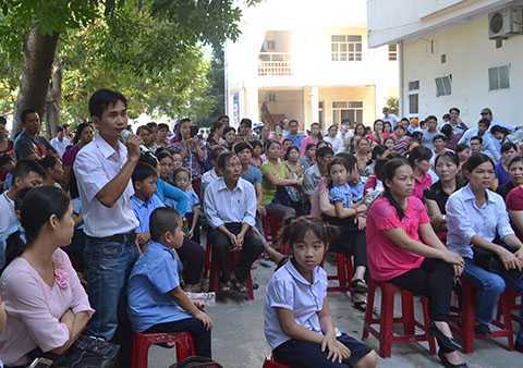 Hàng trăm phụ huynh phản đối tách trường thiếu minh bạch