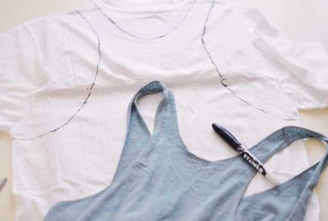 Video: Biến tấu áo phông thành tank-top cực đơn giản