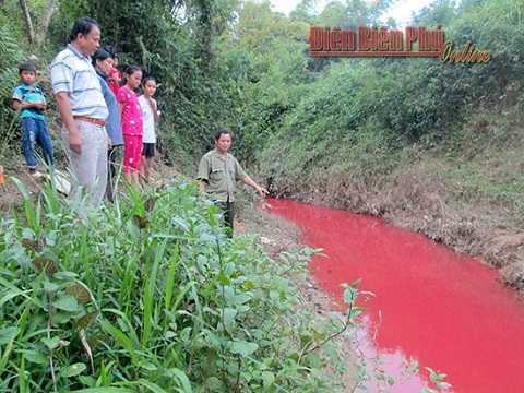 Hãi hùng dòng suối 'máu' bất thường ở Điện Biên
