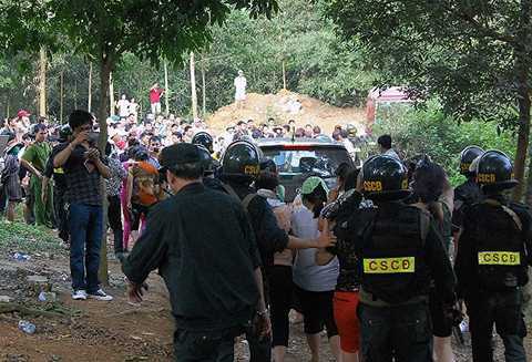 Hàng trăm trinh sát đột kích sới bạc trên 140 người sát phạt nhau