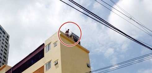 Hà Nội: Một người đàn ông rơi từ tầng 6 xuống đất