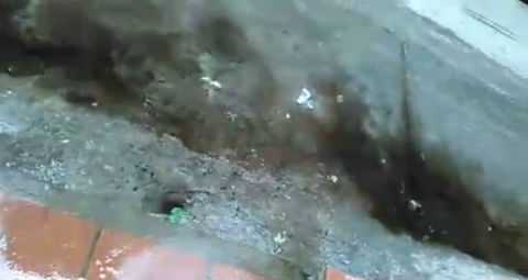 Vỡ ống nước sông Đà: Dân bơm nước sạch có cặn đen như nước cống