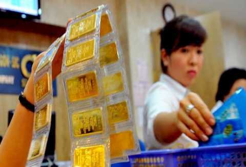 Giá vàng SJC trồi sụt, USD bất ngờ hạ nhiệt