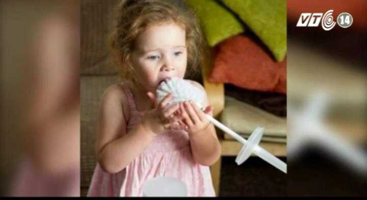 Bé 2 tuổi mắc bệnh hiếm, nghiện ăn thảm chùi chân