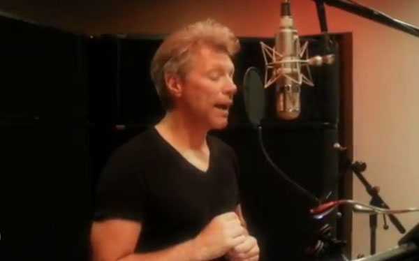 Video: Bon Jovi hát ‘Ánh trăng nói hộ lòng tôi’ bằng tiếng Trung mừng lễ Thất tịch