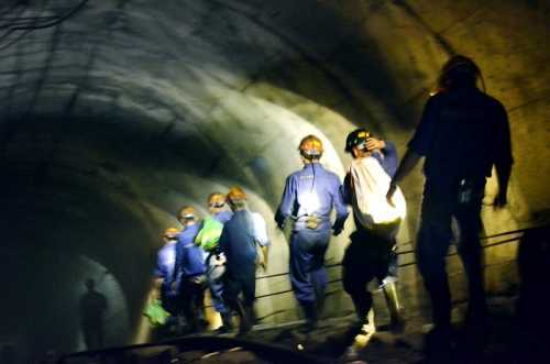 Tin mới nhất vụ bục túi nước hầm lò: Tiến gần công nhân mắc kẹt