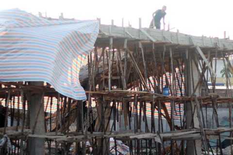 Sập giàn giáo xây dựng cây xăng, 10 công nhân gặp nạn