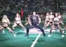 Chàng béo nhảy quá 'chất' làm lu mờ cả dàn vũ công