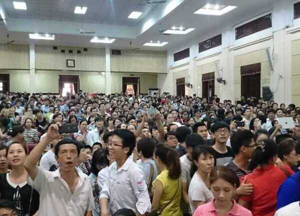 Thuê xe 115 đi 'cấp cứu' hồ sơ xét tuyển đại học cho con
