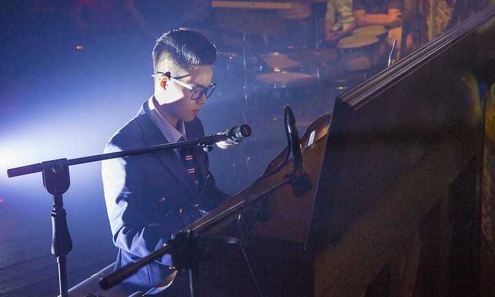 Vũ Cát Tường 'nghẹt thở' trong vòng vây hàng trăm fan tại Hà Nội