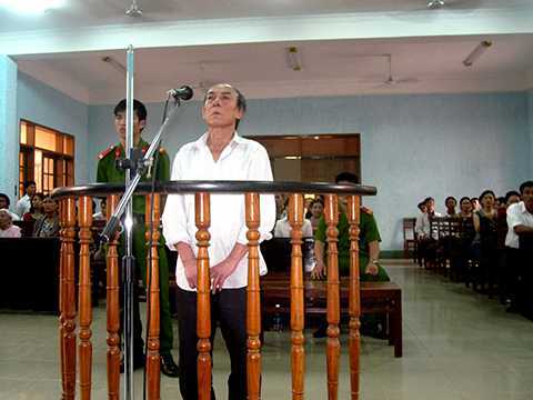 Thương tâm cháu bé bị 2 'yêu râu xanh' già làm hại đời