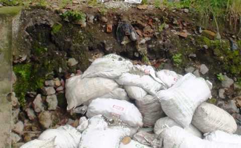 Hàng chục bao tải đựng kim tiêm vứt bên bờ suối