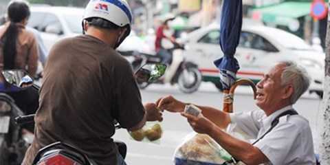 Ông lão mù bán bánh dạo hàng chục năm nuôi vợ ốm