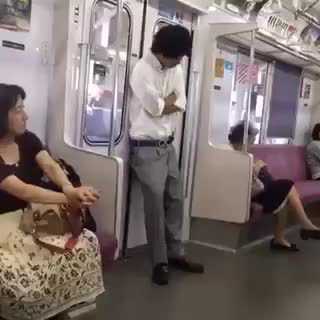 Clip: Ngủ đứng trên tàu điện ngầm và cái kết bất ngờ