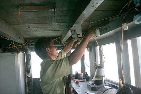 Ngư dân báo bị tàu Trung Quốc tấn công, cướp phá tài sản