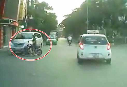 Video: Người phụ nữ đi xe đạp điện vượt đèn đỏ, đâm vào ô tô