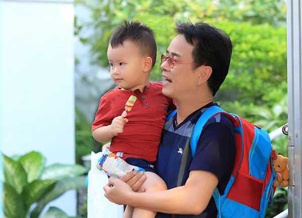 Gần 4 tiếng giải cứu tài xế xe tải lao xuống ao