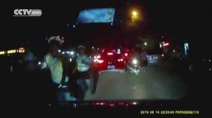 Video: Cảnh sát giao thông bám mui xe gần 2km ngăn tài xế chạy trốn