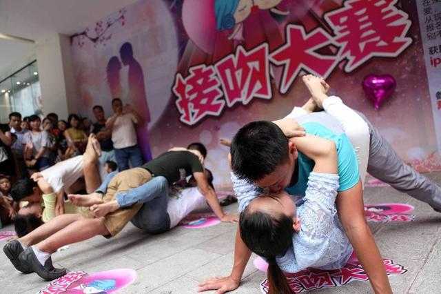 Video: Kỷ lục ‘khóa môi’ 56 phút trong cuộc thi hôn độc đáo ở Trung Quốc