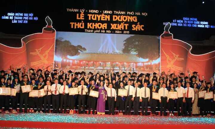 Vinh danh 98 Thủ khoa xuất sắc nhất Hà Nội