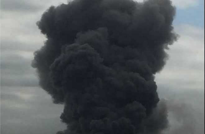 Cháy nhà máy thép Nhật Bản, khói đen bao phủ một góc trời