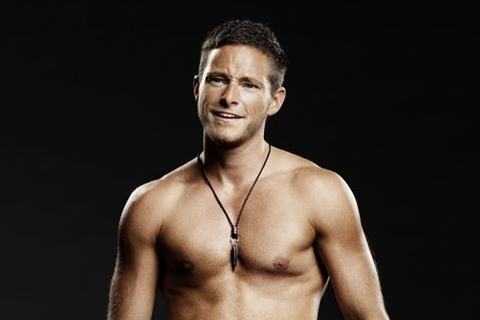 Không thể tin 'quý ông' đẹp trai này từng là đàn bà