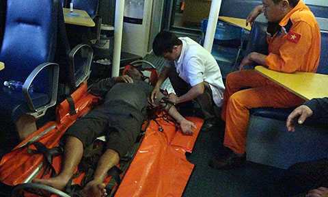 Cứu hai ngư dân bị tai nạn trên biển Hoàng Sa