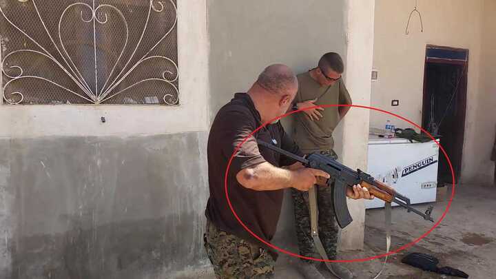 Clip: Chàng trai liều lĩnh lấy thân mình thử đạn thật