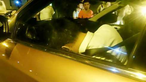 Tài xế gục đầu vào vô lăng, chạy xe giật lùi