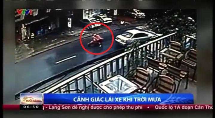 Clip: Phanh gấp giữa đường trơn, xe máy quay tít 180 độ