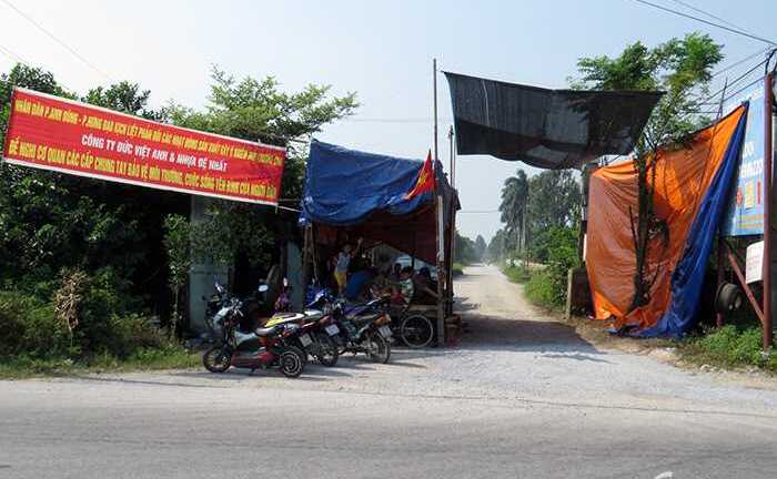 Dân lập ‘chiến lũy’ chặn đường doanh nghiệp gây ô nhiễm