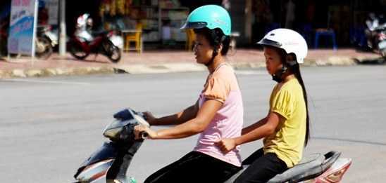 Đề xuất khoét lỗ trên đỉnh mũ bảo hiểm cho phụ nữ dân tộc thiểu số