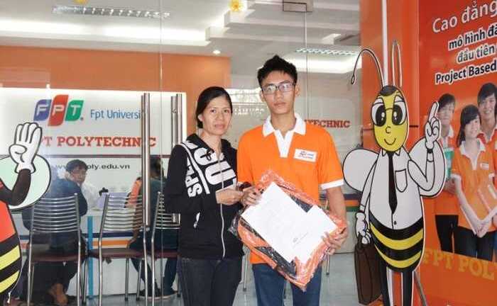 Nam sinh bị áp giải tại trường sắp học cao đẳng