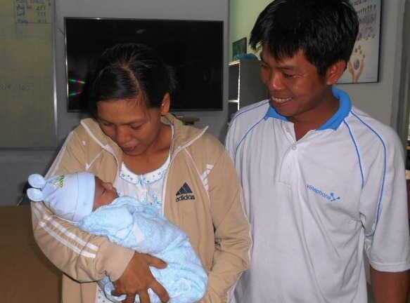 Bé trai bị đâm xuyên sọ xuất viện trong niềm vui của người thân