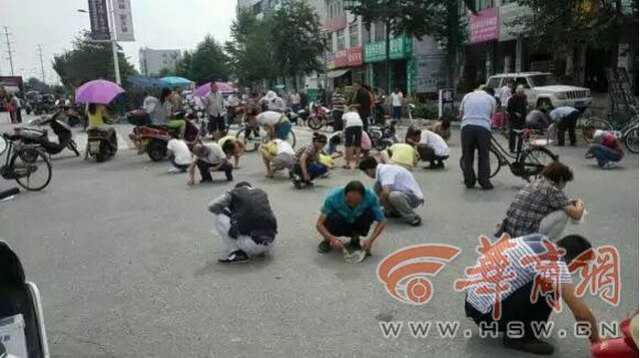Dân Trung Quốc đổ xô ra đường 'nhặt vàng'