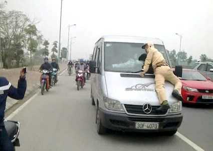 Trưởng phòng bảo hiểm lái xe bỏ chạy, hất CSGT lên nắp capô