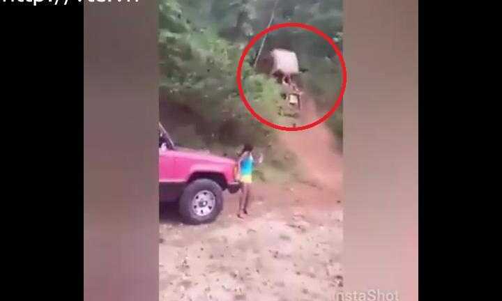 Clip: Lên dốc quá cao, ôtô lật thảm khốc