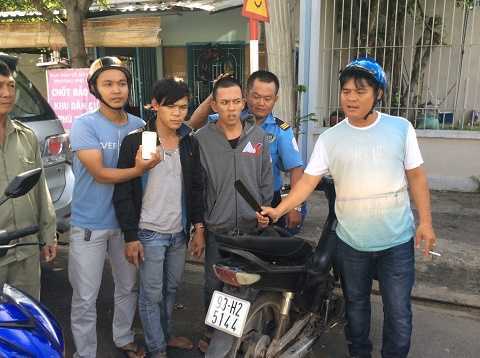 'Hiệp sĩ' Bình Dương truy lùng tên cướp mang theo dao phay