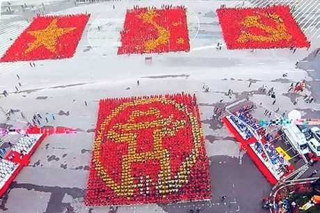 12.000 người xếp hình khối bản đồ Việt Nam, cờ Tổ quốc