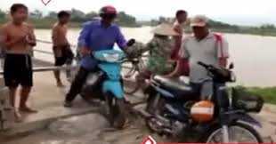 Dân phá rào tự ý thông xe