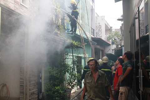 'Bà hỏa' thiêu rụi căn nhà giữa Sài Gòn, 1 lính cứu hỏa bị thương