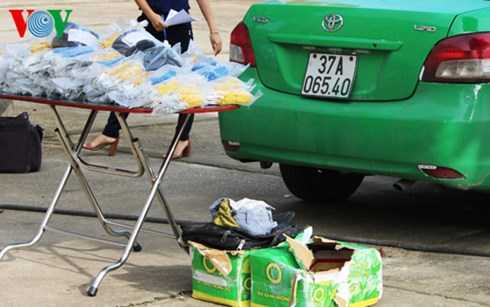 CSGT phát hiện hơn 3.000 kíp nổ trên xe taxi