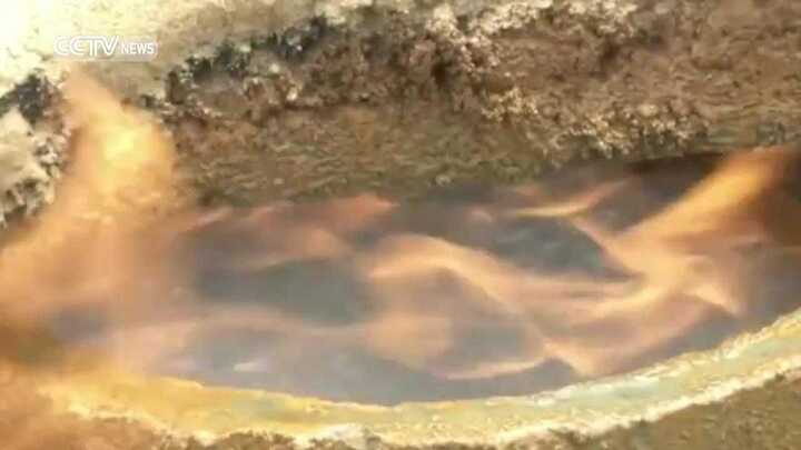 Video: Kỳ lạ nước giếng bốc cháy, dập mãi không tắt