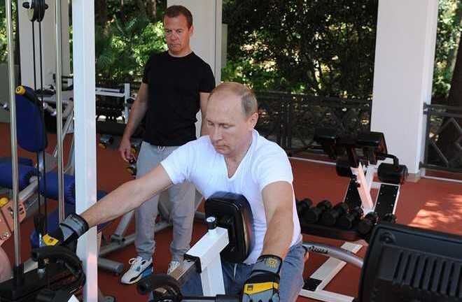 Video: Bộ đôi quyền lực Putin-Medvedev tập thể hình ở Sochi