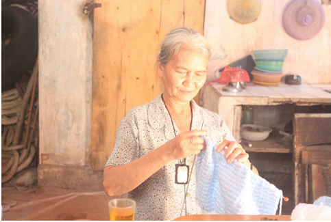 Người phụ nữ nghèo gửi 'hơi ấm' đến Trường Sa