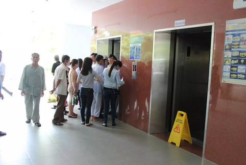 Thang máy bệnh viện rơi từ tầng 4, cụ ông thoát chết thần kỳ