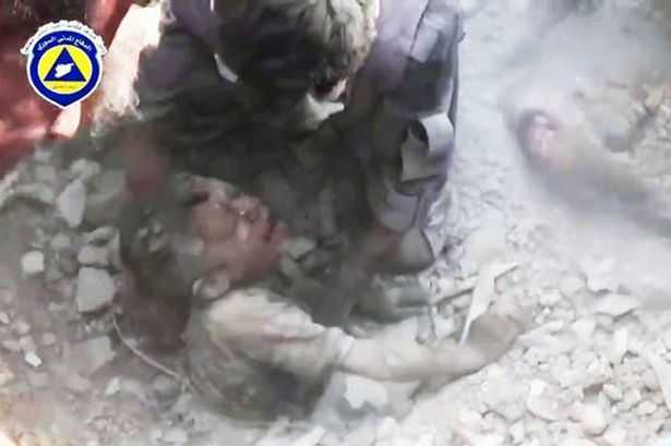 Xúc động khoảnh khắc bé trai Syria được kéo lên từ đống đổ nát