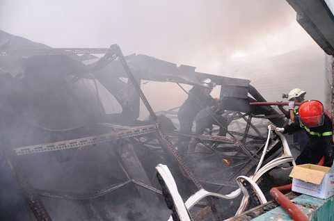 Hàng trăm cảnh sát cứu hỏa trong khu công nghiệp ở TP.HCM