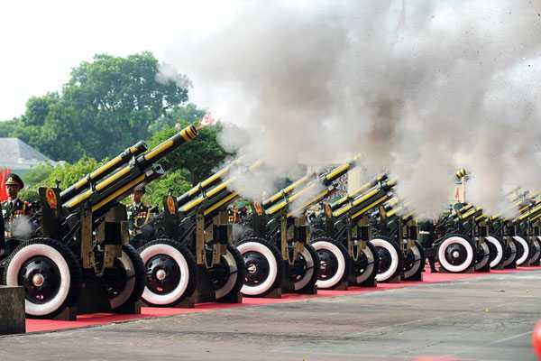 Video: 21 loạt đại bác nổ vang rền trong khu vực Hoàng thành