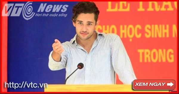 Vẻ điển trai của thầy giáo Tây khiến học trò mê mẩn